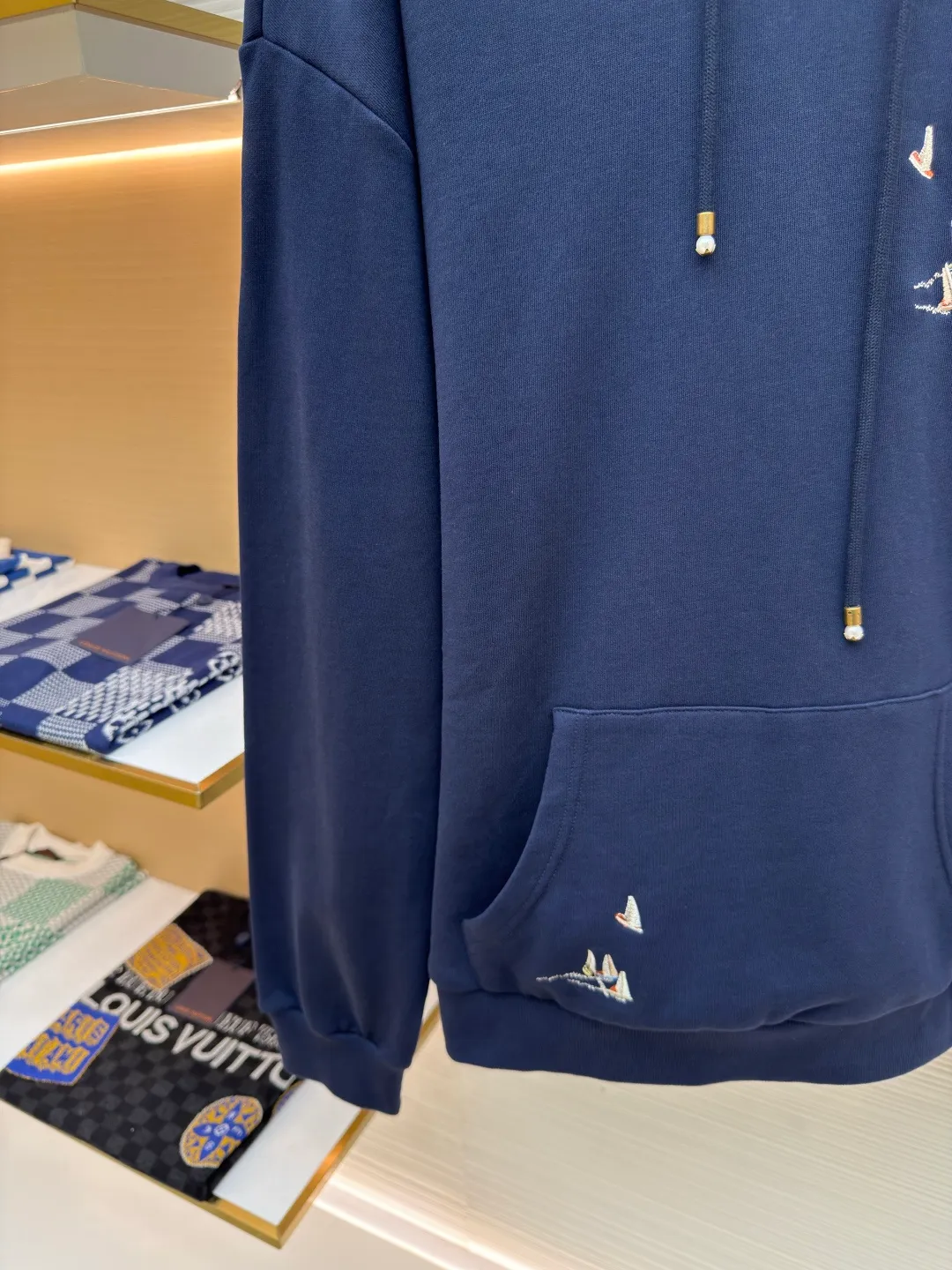 LOUIS VUITTON embroidered sailing letter hooded sweatshirt ●Authentic product: Purchased and developed by 16324 ●Item number: 1680243-A90 ●Fabric: pure cotton ●Technology: embroidery ●Version: fitted version ●Weight: about 885 grams ●Size: S-M-L-XL ●Description: Made with custom-made pure cotton fabrics, the texture is comfortable and soft, skin-friendly and non-irritating. It is decorated with sailboat embroidery on the front and back. It uses tatami technology to embroider sailboat patterns and letters in colorful colors. The colors are dyed according to the body fabric. The overall line is straight and delicate, the fabric is comfortable and soft, and the color is consistent without color difference. It can be matched with the same style to create a fashionable look and control various occasions. Customized accessories, complete three standards, same style for men and women!